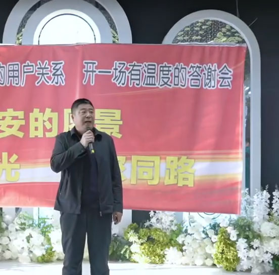 雨禾種業(yè) 走進前鋒農場 景經(jīng)理講解優(yōu)質水稻品種